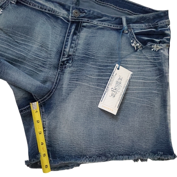 NWT Revolt Denim Women's Embroidery Shorts. Size 22W. - Picture 3 of 9